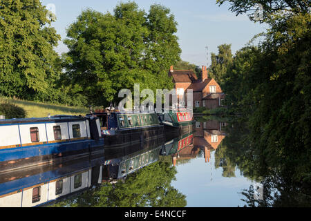 Braunston Narrowboats à sur le Grand Union canal. Braunston, Northamptonshire, Angleterre Banque D'Images