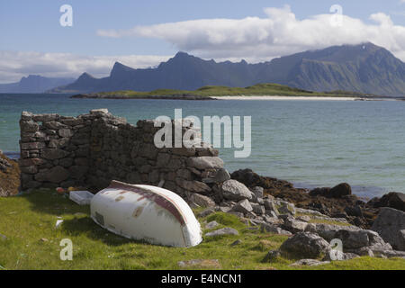 Bateau à rames sur la plage de Krystad, Norvège Banque D'Images