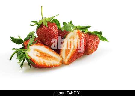 Les fraises mûres juteuses sur fond blanc Banque D'Images