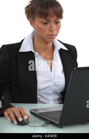 Une face businesswoman working on laptop Banque D'Images