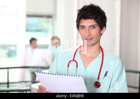 Jeune médecin de l'hôpital notes de vérification Banque D'Images