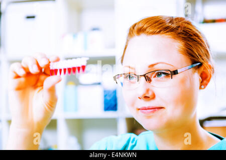 Tech femelle ou scientifique travaille avec pipette in biological laboratory. La recherche génétique est l'étude des droits de l', d'animaux ou végétaux Banque D'Images