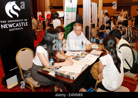 Phnom Penh, Cambodge. 15 juillet, 2014. Étudiants cambodgiens visiter une exposition de l'éducation de l'Australie à Phnom Penh, Cambodge, 15 juillet 2014. Quarante-un Australien des collèges et universités ont organisé l'exposition ici mardi, visant à promouvoir l'éducation australienne d'étudiants cambodgiens. © Sovannara/Xinhua/Alamy Live News Banque D'Images