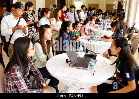 Phnom Penh, Cambodge. 15 juillet, 2014. Étudiants cambodgiens visiter une exposition de l'éducation de l'Australie à Phnom Penh, Cambodge, 15 juillet 2014. Quarante-un Australien des collèges et universités ont organisé l'exposition ici mardi, visant à promouvoir l'éducation australienne d'étudiants cambodgiens. © Sovannara/Xinhua/Alamy Live News Banque D'Images