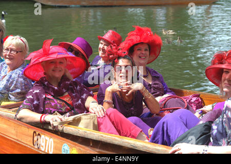 Cambridge, UK. 15 juillet, 2014. Mesdames du King's Lynn chapitre de la société Red Hat (pour les dames d'un certain âge vieux de plus en plus scandaleusement) profiter de promenades en barque sur la rivière Cam, dans une alternance de soleil et de nuages. Les températures sont à la hausse pour le plus chaud de l'année dans le sud-est au cours des 48 prochaines heures. Les superstitieux croient que s'il pleut aujourd'hui il pleuvra pendant 40 jours. Julian crédit Eales/Alamy Live News Banque D'Images