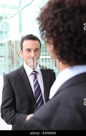 Deux hommes businessmen shaking hands Banque D'Images