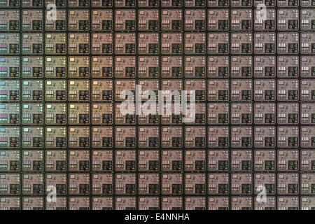 Macro-photo de puces de microcircuit sur galette de silicium. Pour la technologie numérique, les micro-circuits, le concept Tiny, les puces de silicium, la pénurie de micropuces en Russie. Banque D'Images