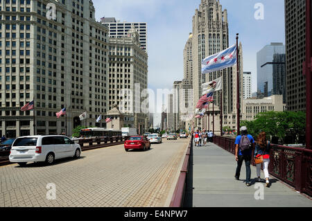 Les personnes qui traversent le pont au-dessus du sable de la rivière Chicago. Banque D'Images