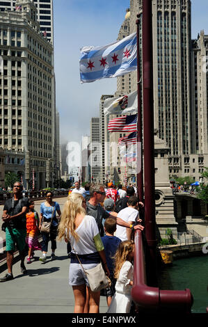 Les personnes qui franchissent le pont sur le sabal du fleuve de Chicago. Banque D'Images