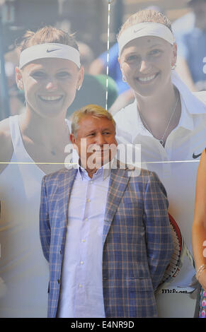 Le double vainqueur de Wimbledon Petra Kvitova la République tchèque Lucie Safarova demi-finaliste et assister à une conférence de presse à Prostejov, en République tchèque, le 14 juillet 2014. En image manager sport Miroslav Cernosek. (CTK Photo/Ludek Perina) Banque D'Images