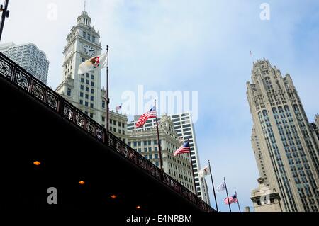 Les personnes qui traversent le pont au-dessus du sable de la rivière Chicago. Banque D'Images