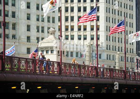 Les personnes qui traversent le pont au-dessus du sable de la rivière Chicago. Banque D'Images