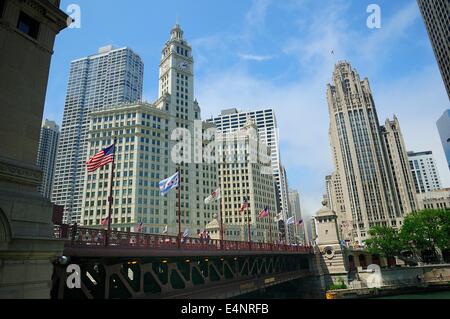 Les personnes qui traversent le pont au-dessus du sable de la rivière Chicago. Banque D'Images