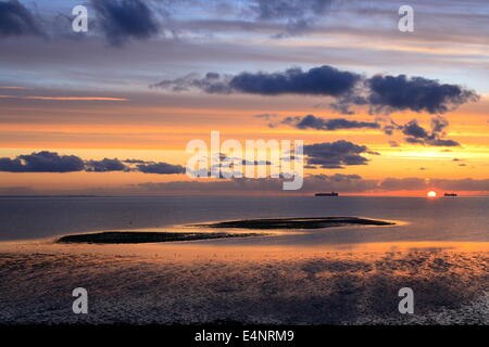 Sheerness, Kent, UK. 15 juillet, 2014. Lever du soleil Saint Swithins jour Mardi 15 Juillet 2014 Crédit : Paul Hamilton/Alamy Live News Banque D'Images