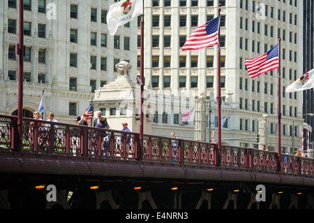 Les personnes qui traversent le pont au-dessus du sable de la rivière Chicago. Banque D'Images