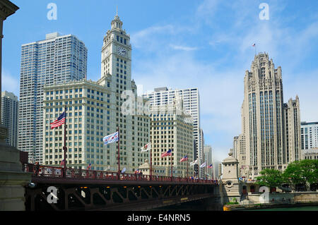 Les personnes qui traversent le pont au-dessus du sable de la rivière Chicago. Banque D'Images