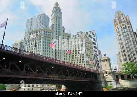 Les personnes qui traversent le pont au-dessus du sable de la rivière Chicago. Banque D'Images