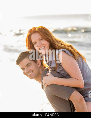 USA, Floride, Palm Beach, Portrait de couple on beach Banque D'Images