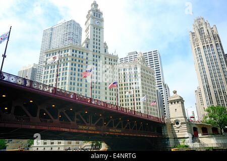 Les personnes qui traversent le pont au-dessus du sable de la rivière Chicago. Banque D'Images