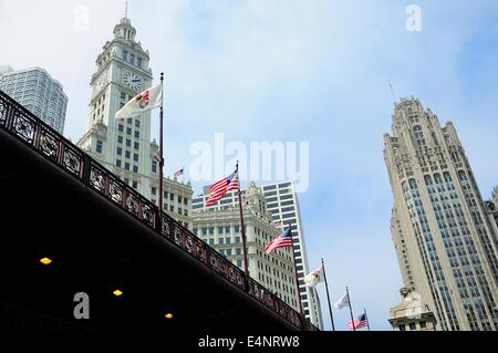 Les personnes qui traversent le pont au-dessus du sable de la rivière Chicago. Banque D'Images