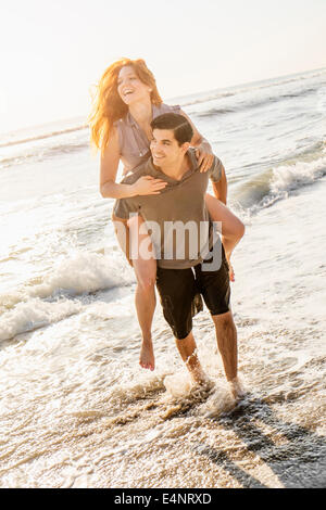 USA, Floride, Palm Beach, Couple on beach Banque D'Images