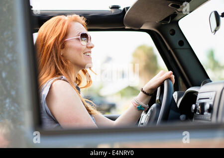 Woman sitting in car Banque D'Images