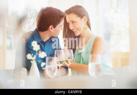 Couple sitting in restaurant Banque D'Images