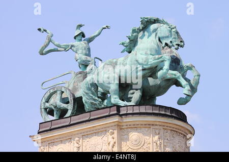 Statue allégorique de la guerre en place des Héros de Budapest, Hongrie Banque D'Images