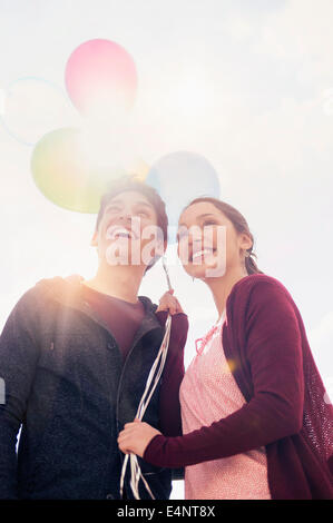 Jeune couple with balloons Banque D'Images