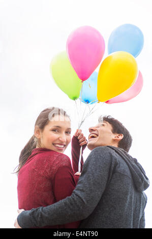 Jeune couple with balloons Banque D'Images