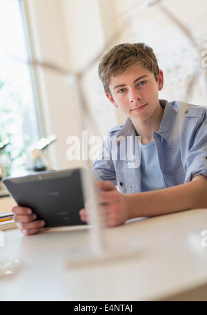 Girl (16-17) using digital tablet in laboratory Banque D'Images