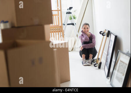 Portrait of young woman in new home Banque D'Images