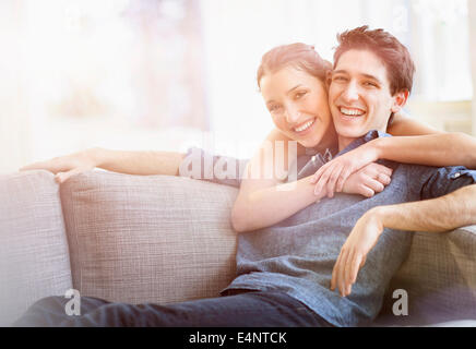 Woman embracing man at home Banque D'Images