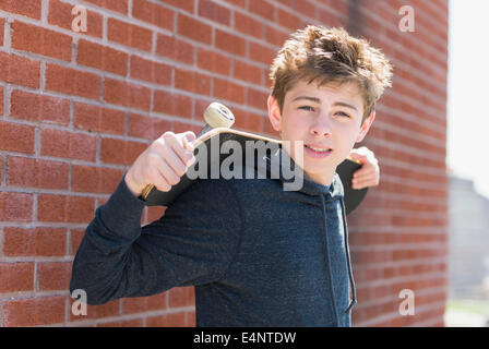 Girl (16-17) holding skateboard Banque D'Images