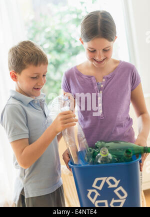 Boy and girl (8-9, 10-11) mise en bouteilles poubelle Banque D'Images