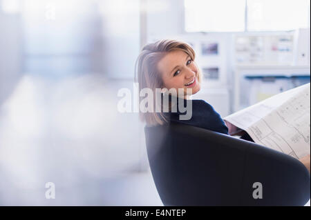 Portrait of smiling business woman in office Banque D'Images