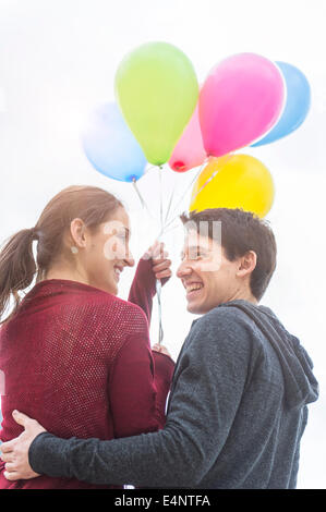 Jeune couple with balloons Banque D'Images