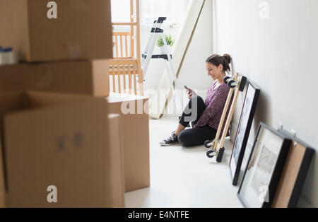 Jeune femme en télévision Banque D'Images