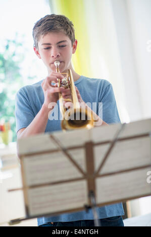 Teenage boy (16-17) playing trumpet Banque D'Images