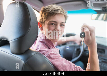 Teenage boy (16-17) sa première voiture conduite Banque D'Images