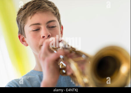 Teenage boy (16-17) playing trumpet Banque D'Images