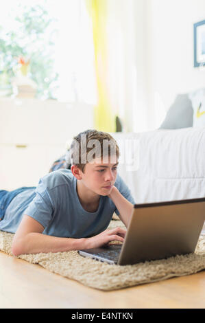 Girl (16-17) using laptop Banque D'Images