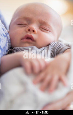 Close up of Baby Boy (2-5 months) sleeping in mother's arms Banque D'Images