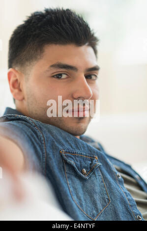 Portrait of smiling young man Banque D'Images