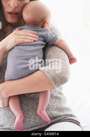 Mother holding baby boy (2-5 mois) sur son bras Banque D'Images