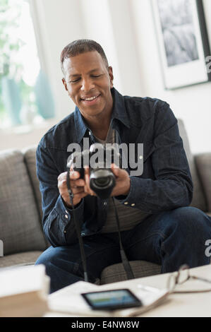 Man holding digital camera Banque D'Images