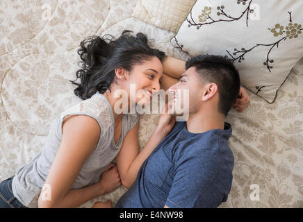 Jeune couple lying on bed Banque D'Images