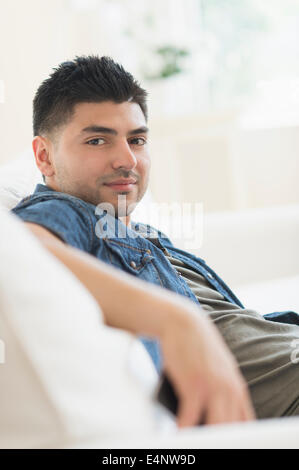 Portrait of smiling young man Banque D'Images