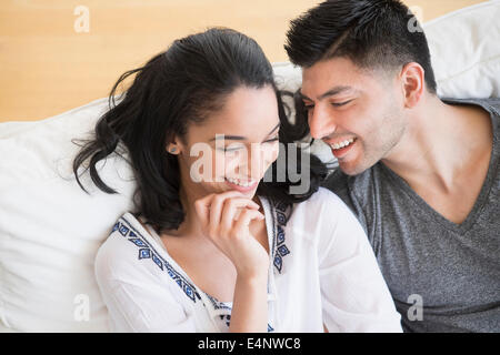 Happy young couple on sofa Banque D'Images