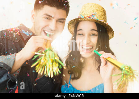 Les jeunes couples célébrant le Nouvel An Banque D'Images